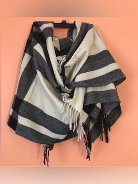 🪷NEW🪷The Cozy Shawl Kendall & James